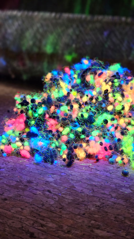 RETRO GLOW - hand-dyed uv reactive fine wool nepps for fiber blending and felting - 1 oz | 28 g