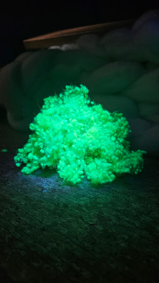 GREEN GLOW - hand-dyed uv reactive fine wool nepps for fiber blending and felting - 1 oz | 28 g